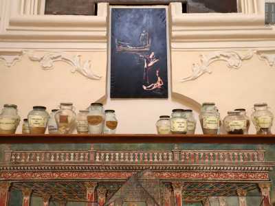 Ci spostiamo ora verso i due altari laterali, su cui sono poste 32 tra resine e terre naturali, utilizzate per la rifinitura e il restauro